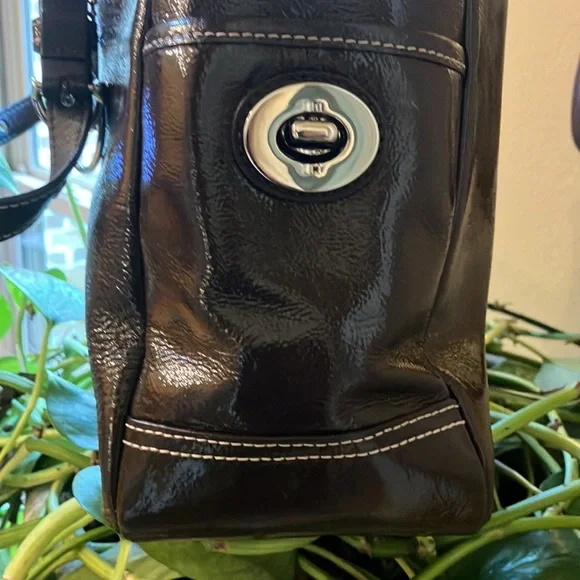 Coach Dark chocolate patent leather shoulder bag. Z25842 - Picture 6 of 13